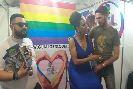 DISTRIBUIÇÃO DO GUIA LGBTS 12ª EDIÇÃO NA FEIRA EXPO PRIDE QUE ACONTECEU DIA 7 E 8 DE SETEMBRO 2019